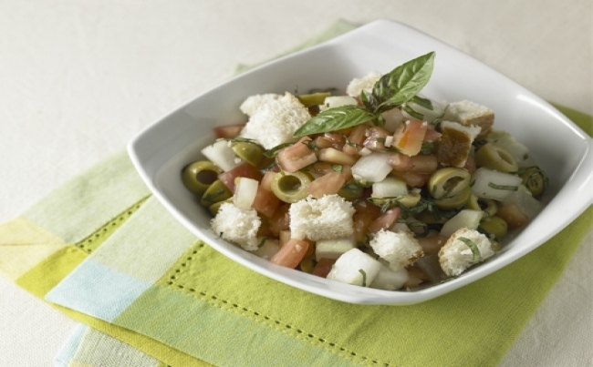 Panzanella a la albahaca